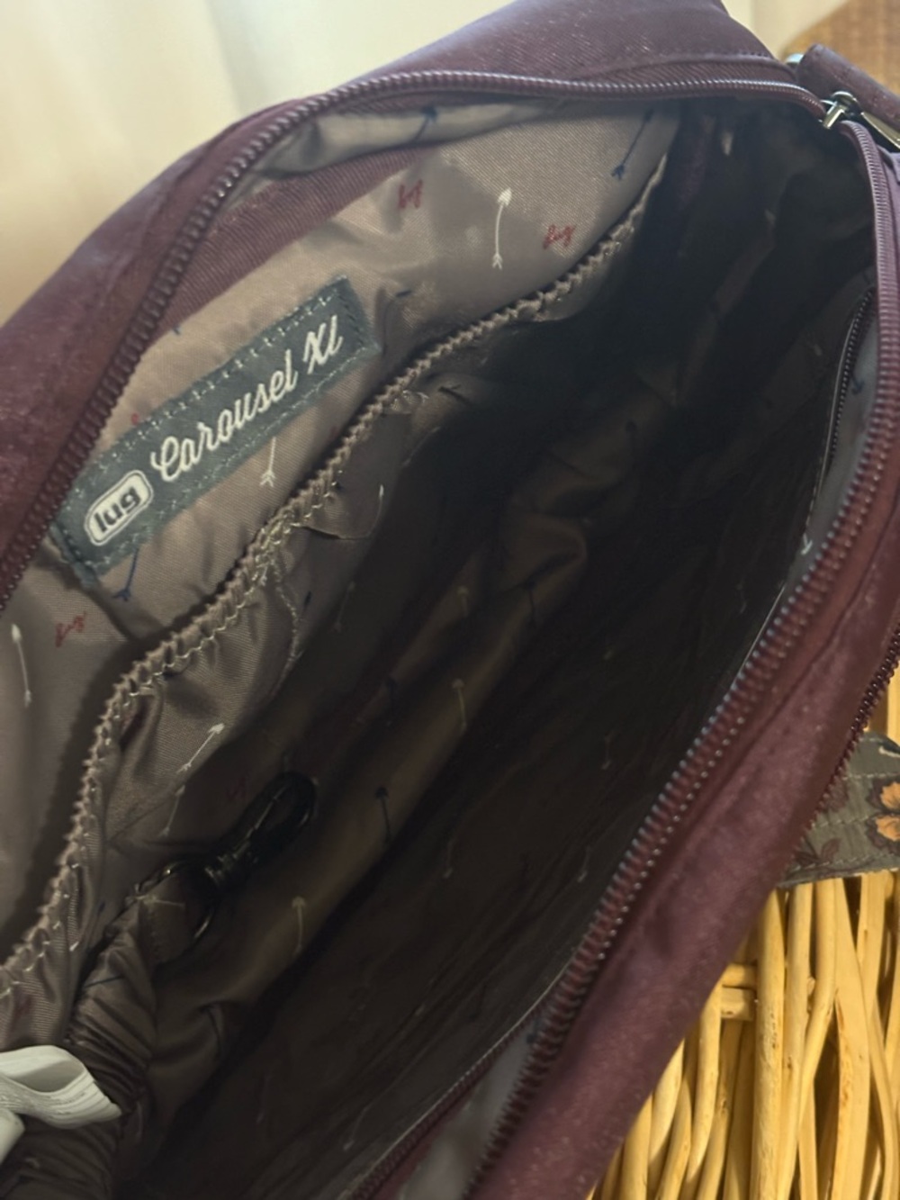 lug carousel XL Quilted Crossbody Bag in Plum with Patterned Strap and plum stra - Picture 3 of 5